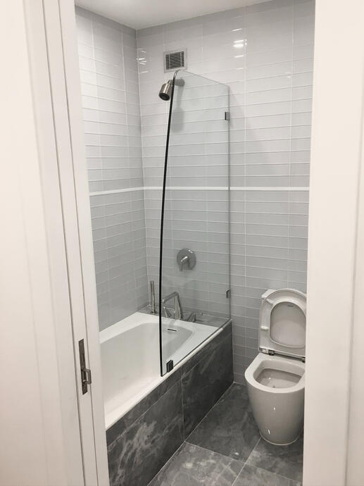 Shower/tub combo with shower glass